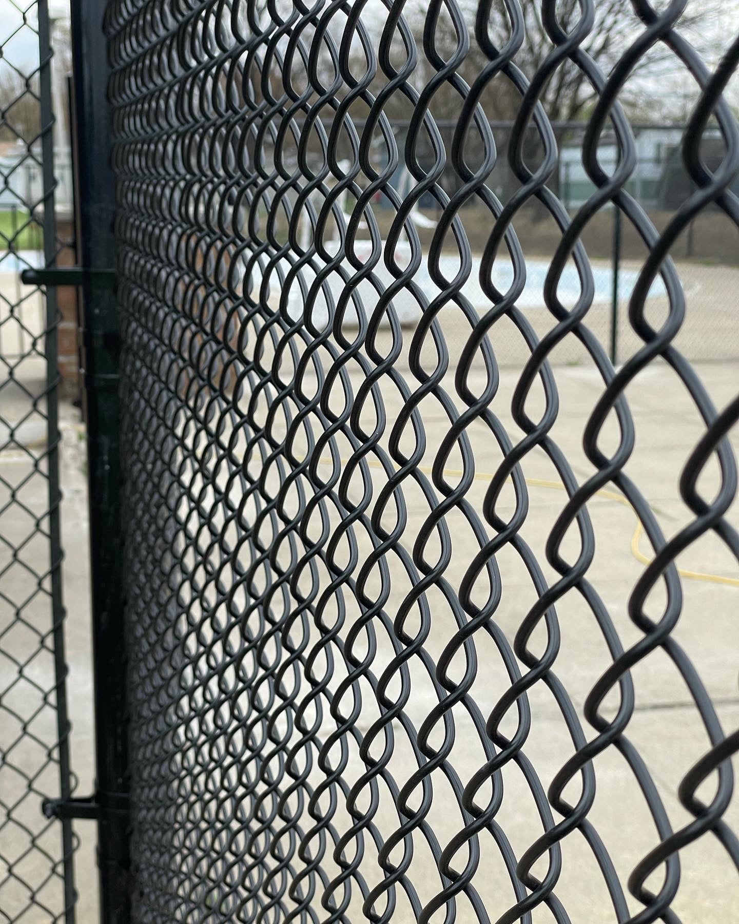 Mesh 4-ft x 50-ft Black Chain Link Fencing Mesh 1-1/2 Inch KK *Pool grade*